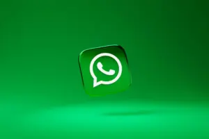 Esta estafa de WhatsApp en iPhone usa tu propia cuenta y borra el rastro: el primer aviso te llegará de un amigo
