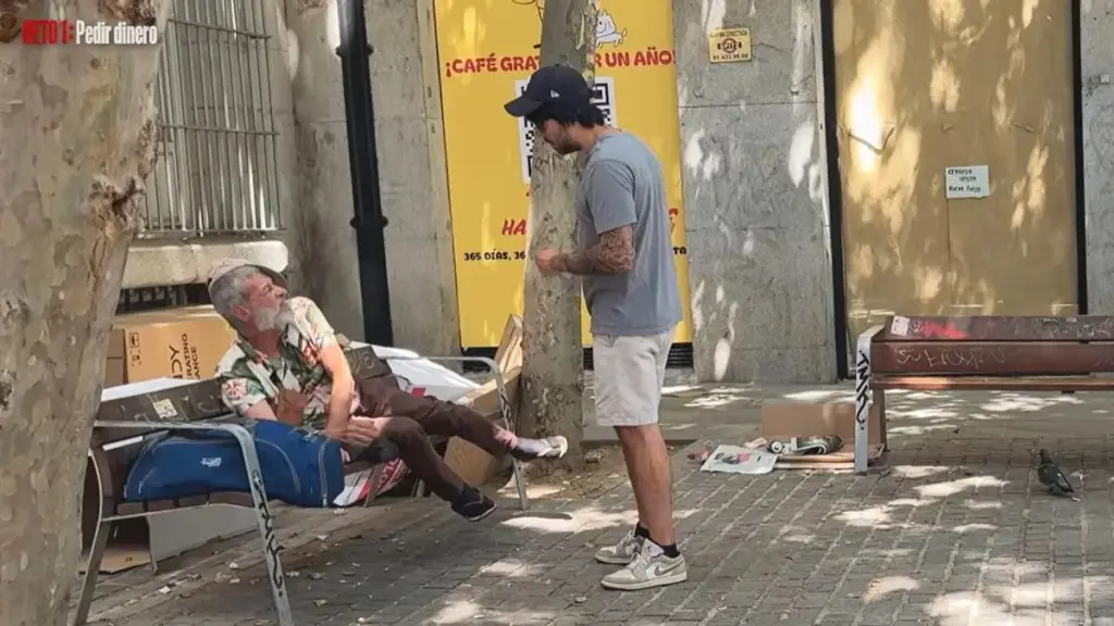 Auge y decadencia del primer gran youtuber de España: el salto de polémica en polémica de Willyrex 1 Willyrex pidiéndole dinero a un hombre sin hogar como parte de un reto de YouTube