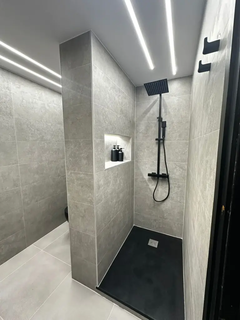 Duchas accesibles con plato de ducha de carga mineral antideslizantes