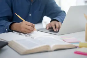 El grave error que cometes al estudiar con tus apuntes y la técnica que multiplica tu memoria