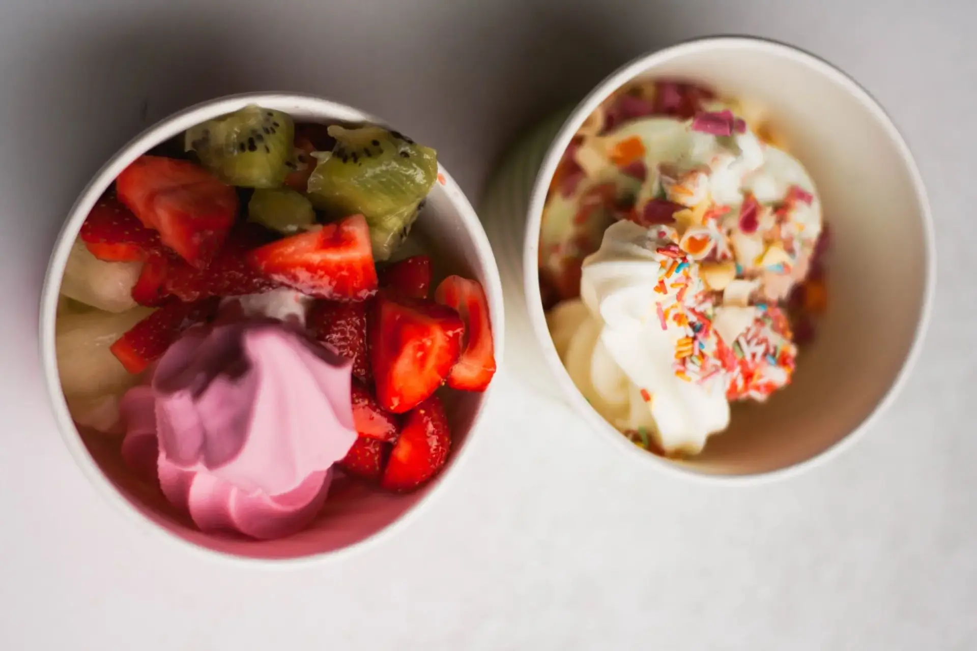helado-yogur-griego-fresas-sin-heladera-portada helado de yogur griego