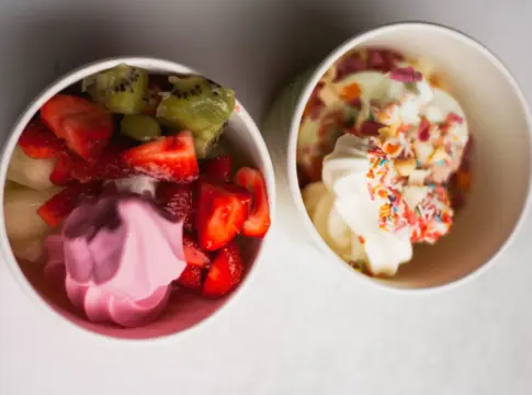 helado-yogur-griego-fresas-sin-heladera-portada helado de yogur griego