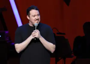 El monólogo de Shane Gillis en SNL desata un efecto dominó: de Jennifer Aniston al 'like' de Travis Kelce