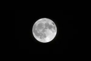 Esta luna del cazador llega de madrugada y el cambio de hora en España te hará mirar el reloj dos veces