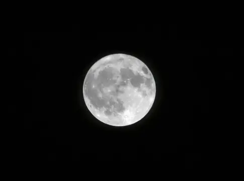 Esta luna del cazador llega de madrugada y el cambio de hora en España te hará mirar el reloj dos veces Esta luna del cazador llega de madrugada y el cambio de hora en España te hará mirar el reloj dos veces