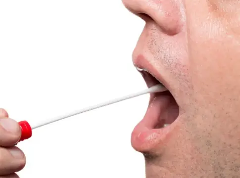 muestra de saliva Un sanitario obtiene una muestra de saliva