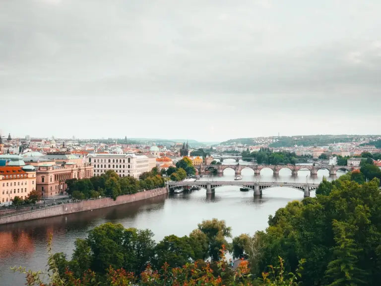 Turismo low-cost post-verano: las 5 ciudades europeas (París, Praga, Oporto) con hoteles y vuelos más baratos para el puente de noviembre