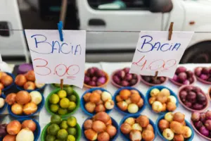 Surtido colorido de frutas y verduras en exhibición en un puesto de mercado vibrante.