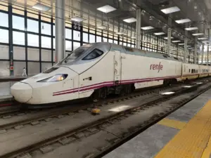 Tren de alta velocidad Renfe en la estación de tren de Cádiz, Andalucía, España.