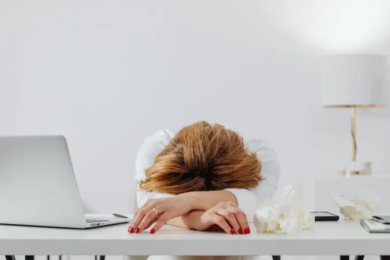 Agotamiento emocional: diferencias clave entre estar cansado y estar sobrepasado