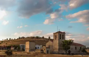 Encantador edificio de piedra en Valdevacas de Montejo, España, con vistas panorámicas de la colina.