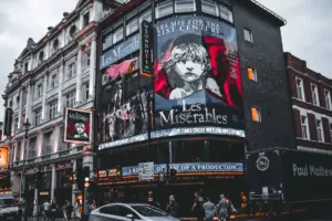 Fachada del Teatro Sondheim en Londres mostrando carteles de Les Misérables.