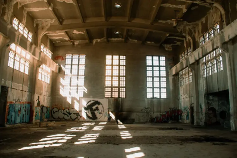 Turismo urbex: explorar lugares abandonados en busca de su pasado