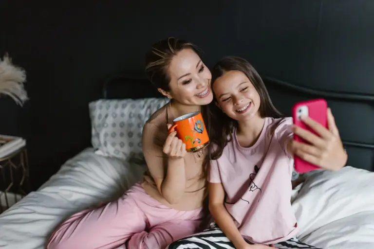 El trend 'Turning my mom into me' arrasa en TikTok y convierte a las madres en clones de sus hijas