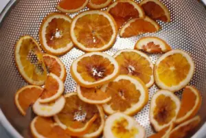 a bunch of oranges that are in a colander