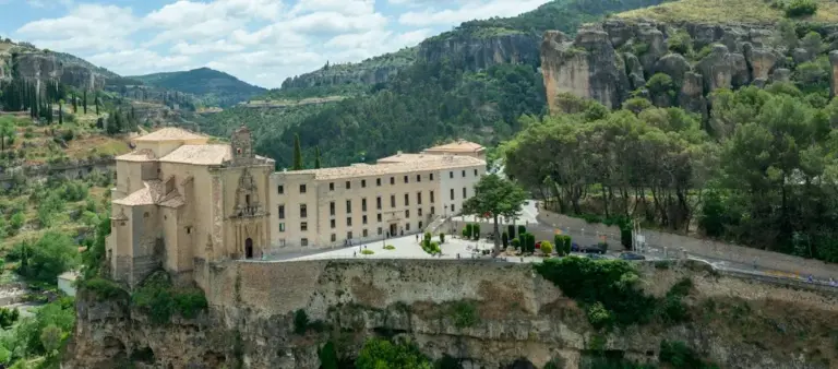 Paradores lanza habitaciones a 75€ para el Puente del Pilar: la lista exacta de castillos y monasterios con plazas libres.