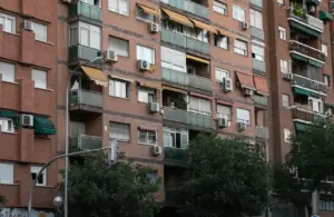 Fachada de un bloque de viviendas españolas