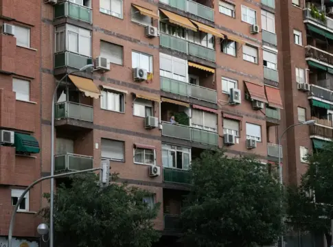 Fachada de un bloque de viviendas españolas Fachada de un bloque de viviendas españolas