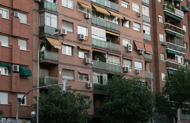 Vivir ahogados: Los 5 barrios de España donde el pago del alquiler mensual ya devora más del 60% del sueldo medio de sus habitantes