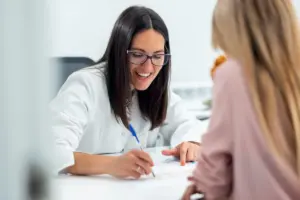 Mujer en una consulta médica