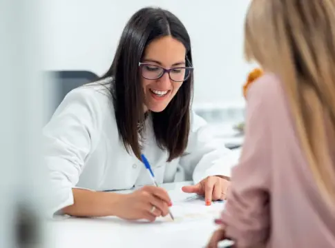 vascularización endometrial Mujer en una consulta médica