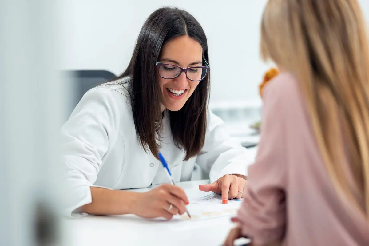 vascularización endometrial Mujer en una consulta médica