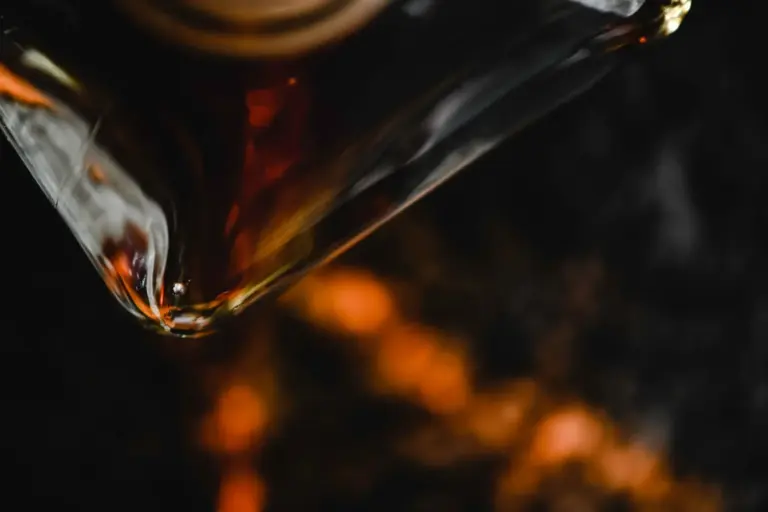 El whisky como inversión ya supera al oro: más mujeres y ediciones artísticas mueven el mercado