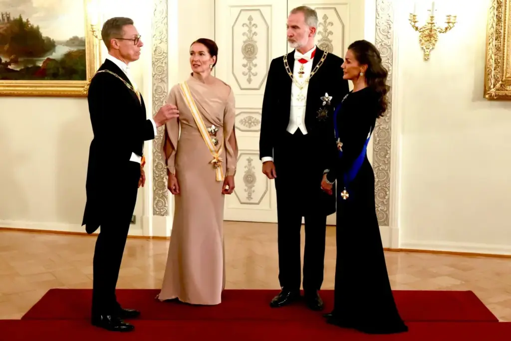 ¿Se estaba burlando de él? La prensa pilla a Letizia haciendo un curioso gesto mientras Felipe VI habla finlandés 1 Felipe VI provoca la reacción de Letizia durante la cena de gala