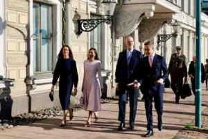 ¿Se estaba burlando de él? La prensa pilla a Letizia haciendo un curioso gesto mientras Felipe VI habla finlandés - Casa de S.M el Rey