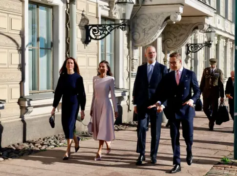 ¿Se estaba burlando de él? La prensa pilla a Letizia haciendo un curioso gesto mientras Felipe VI habla finlandés - Casa de S.M el Rey ¿Se estaba burlando de él? La prensa pilla a Letizia haciendo un curioso gesto mientras Felipe VI habla finlandés - Casa de S.M el Rey